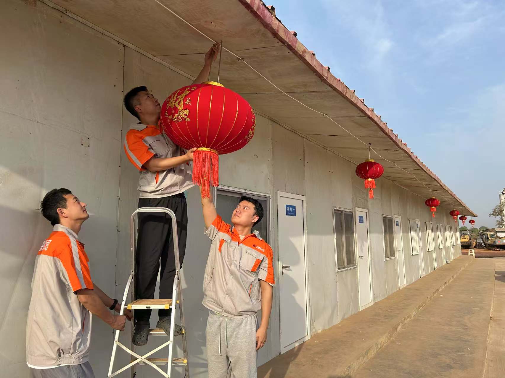 中國人掛燈籠1.jpg